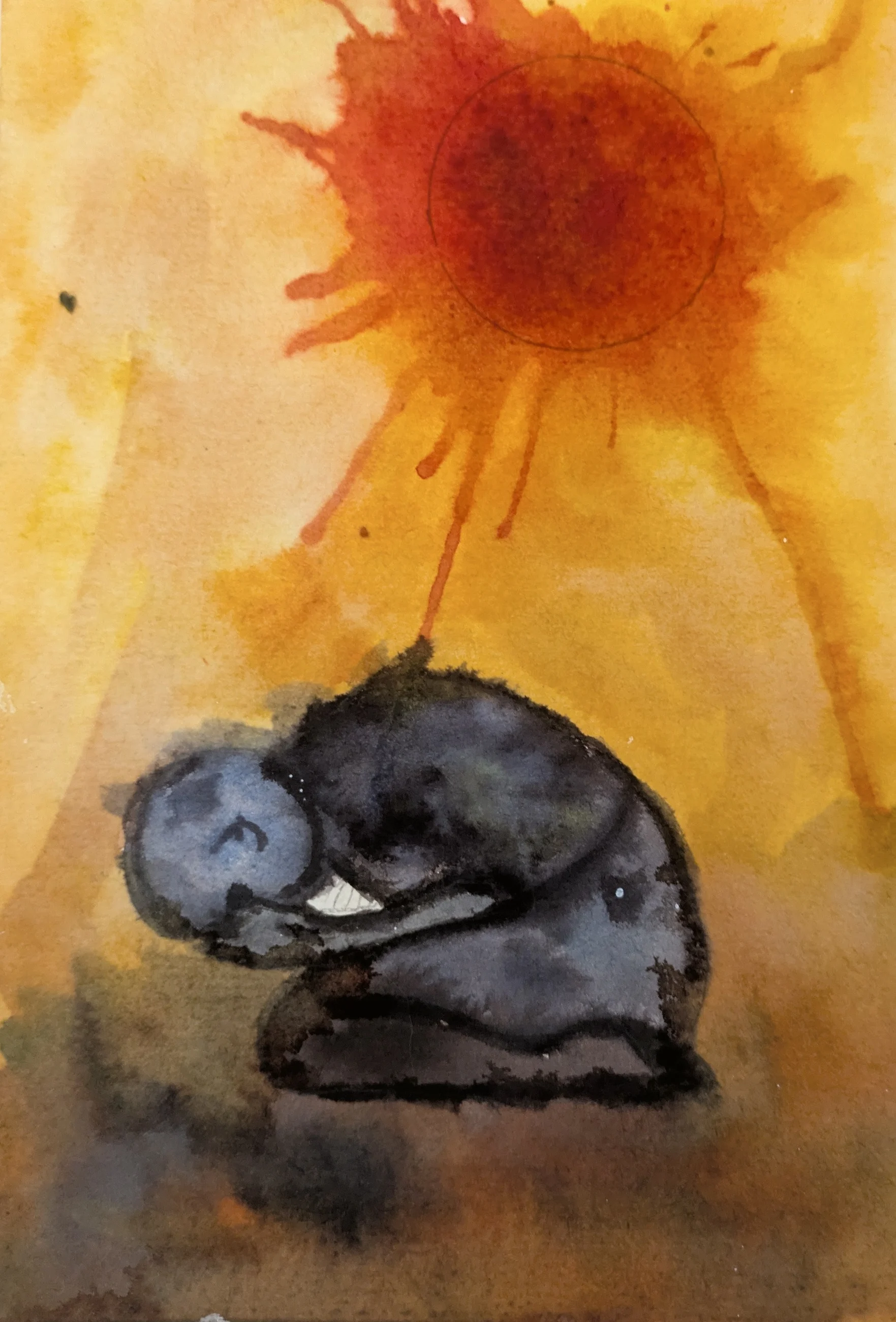 Une silhouette sombre repliée sur elle-même se tient sous un soleil orange.