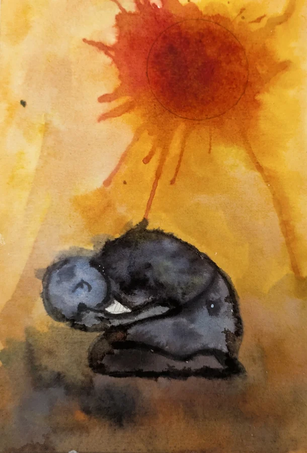 Une silhouette sombre repliée sur elle-même se tient sous un soleil orange.