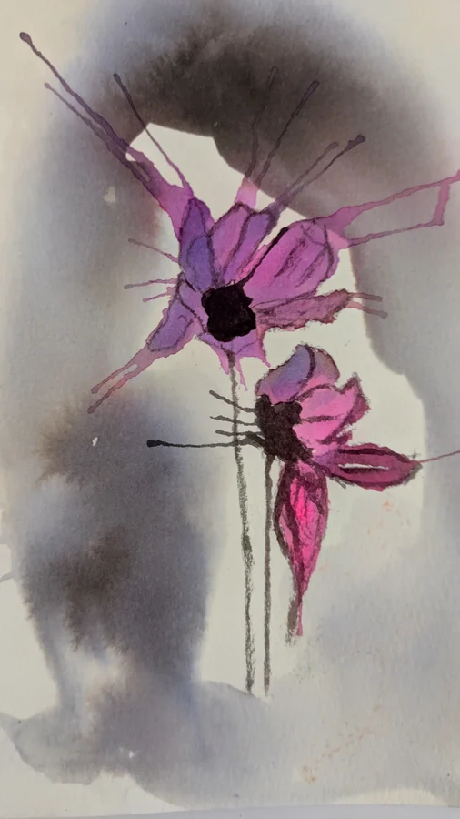 Des fleurs violettes percent une brume de lavis gris et rose.