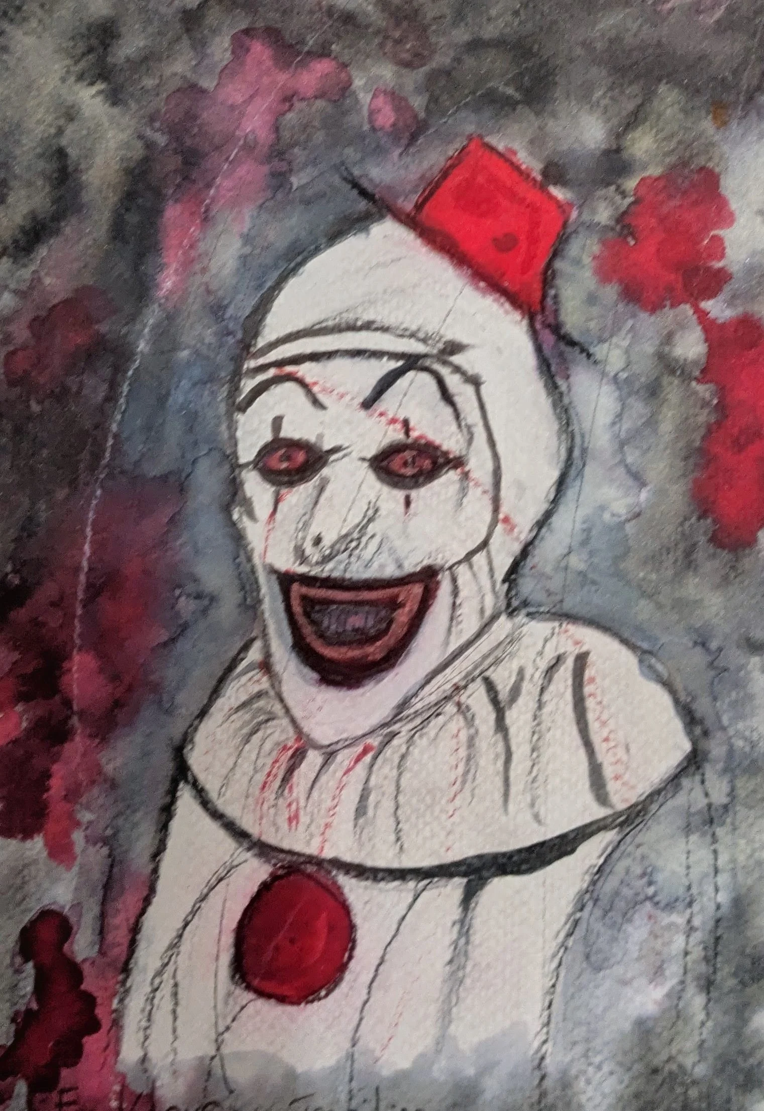 Un clown à la bouche noire et au petit chapeau rouge surgit d’éclaboussures grises.