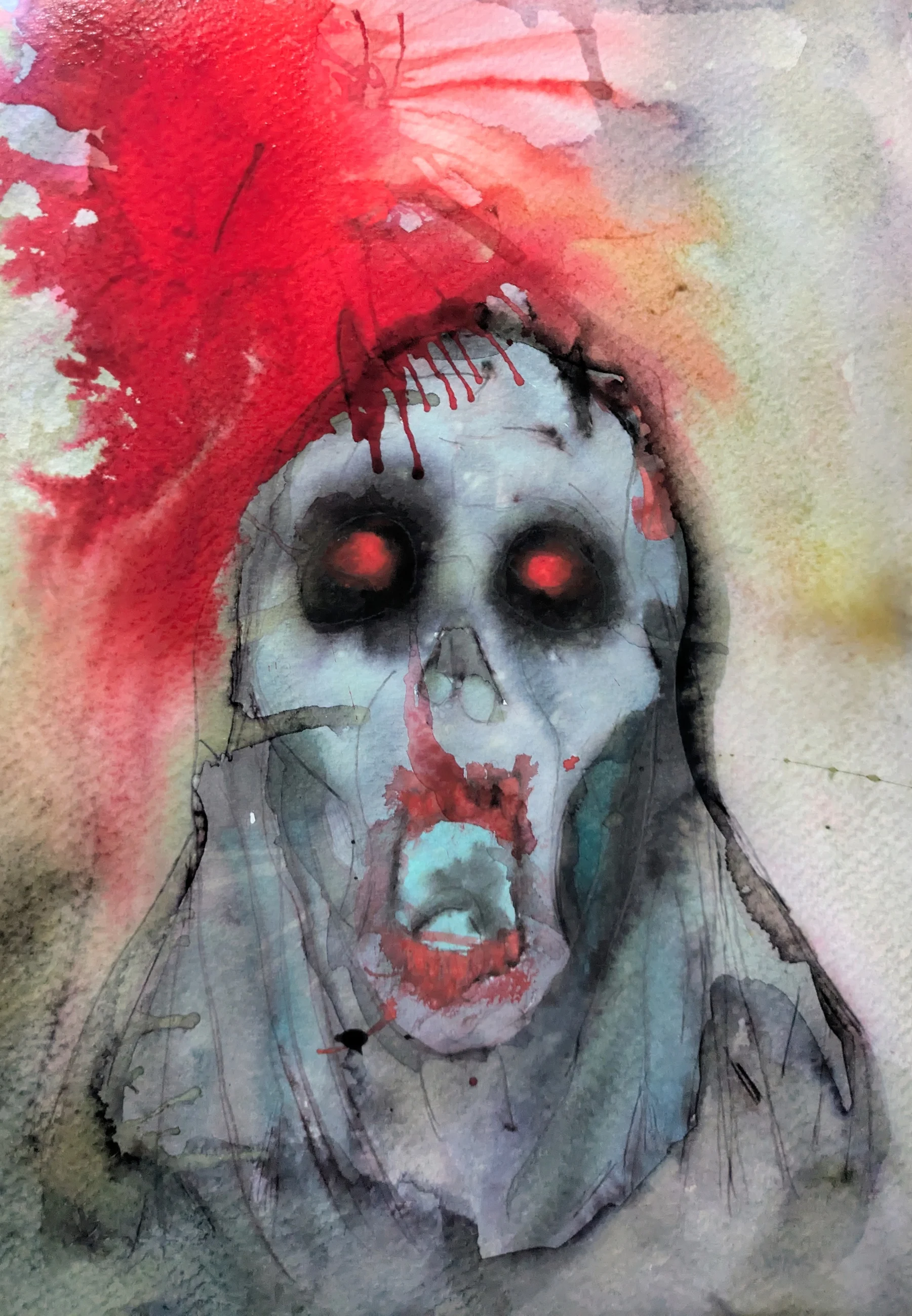 Une figure grise aux yeux rouges et à la bouche ouverte apparaît sur fond rouge.
