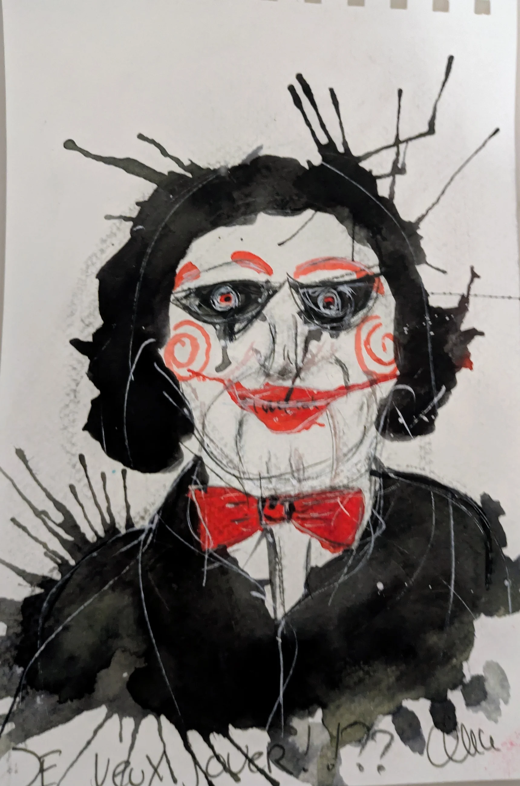 Un pantin au nœud papillon rouge et aux spirales sur les joues apparaît dans l’encre noire.