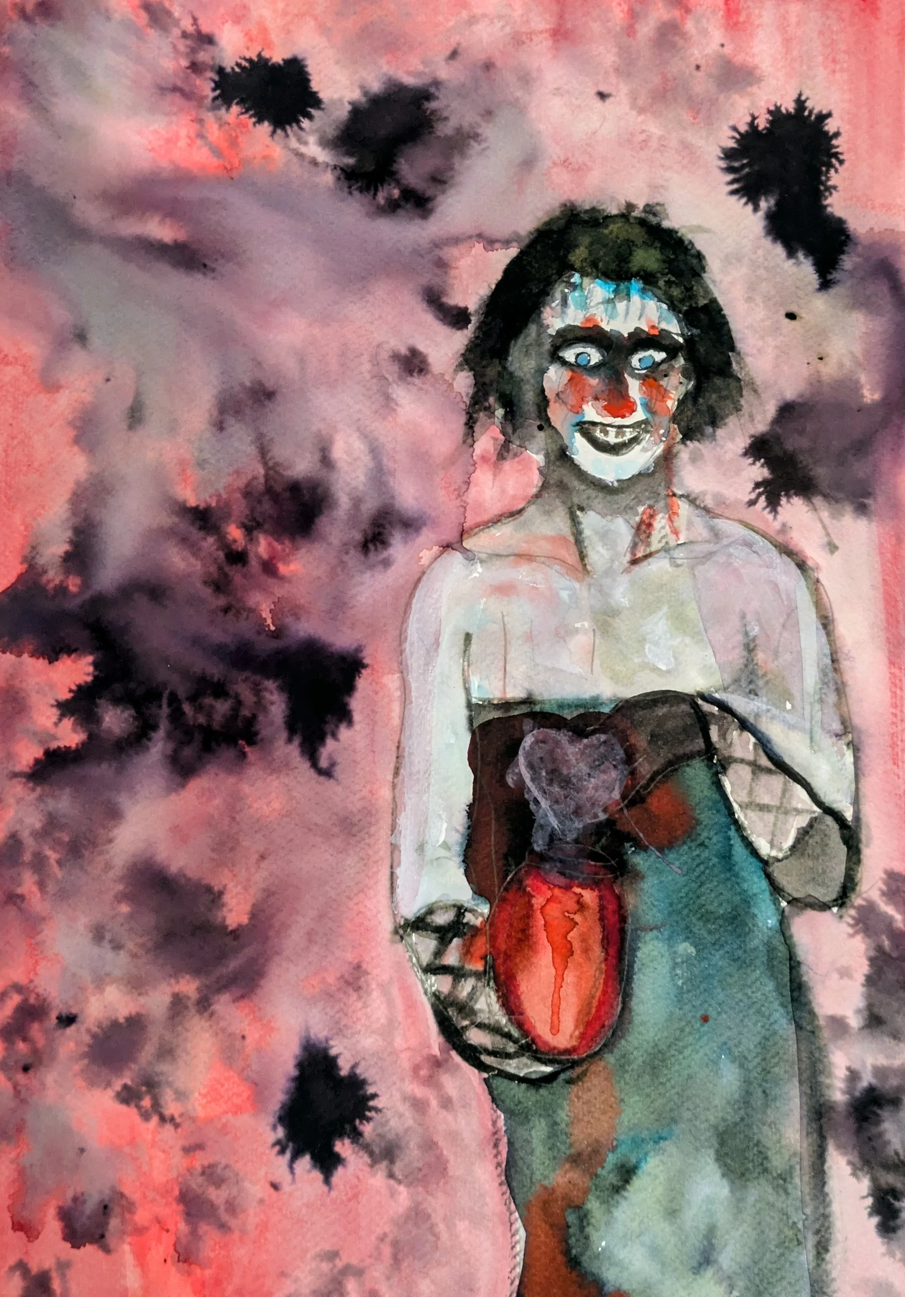 Une figure au sourire rouge se tient parmi des oiseaux noirs sur fond rose.