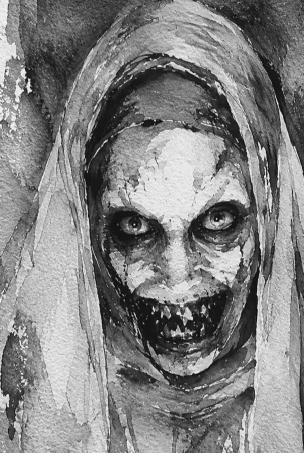 Un visage monochrome aux yeux fixes et au sourire denté se tient sous une capuche.