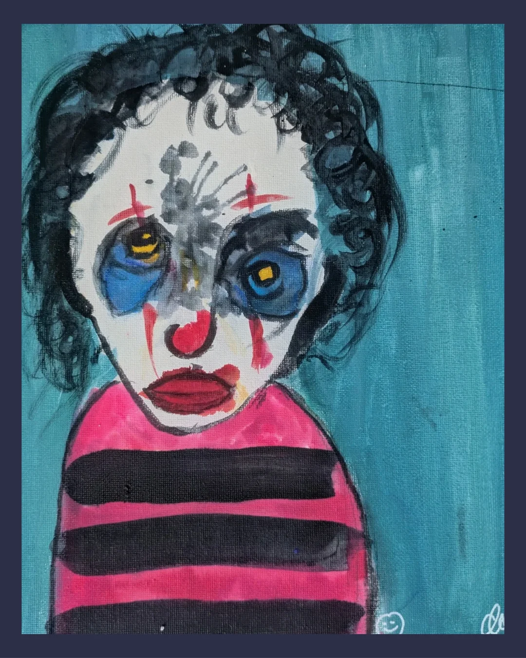 Un visage de clown, les yeux cernés de bleu, sur fond turquoise et rayures roses.