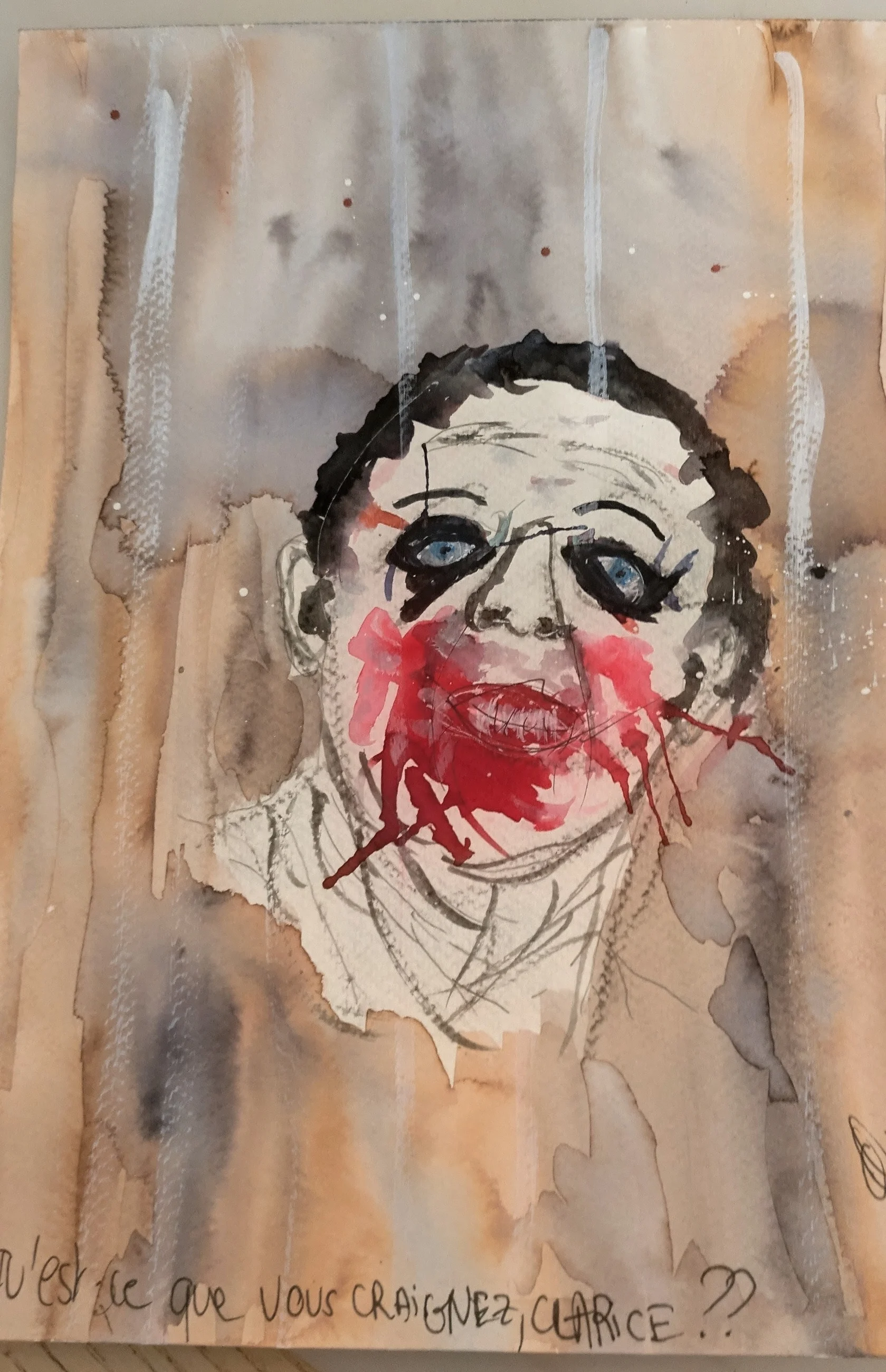 Un visage au sourire rouge éclaboussé se détache sur un fond beige.