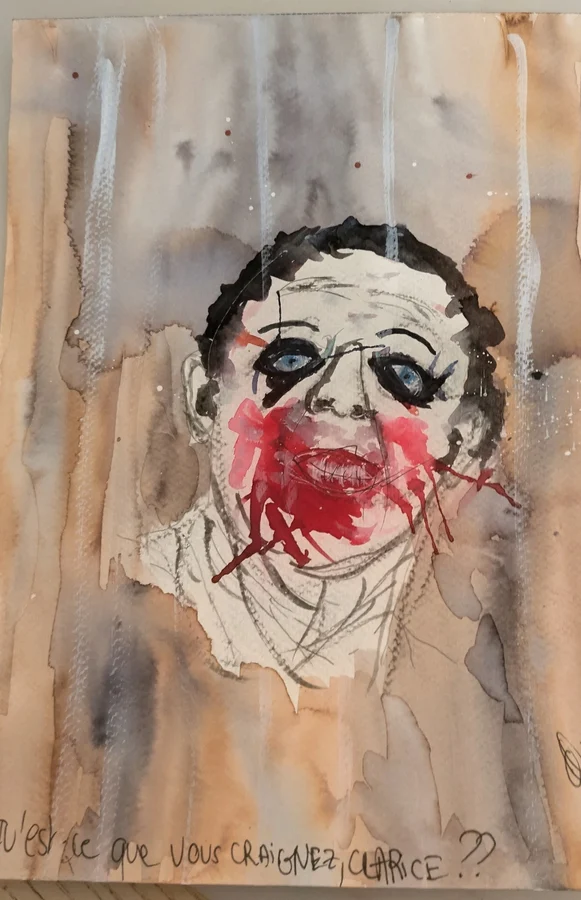 Un visage au sourire rouge éclaboussé se détache sur un fond beige.