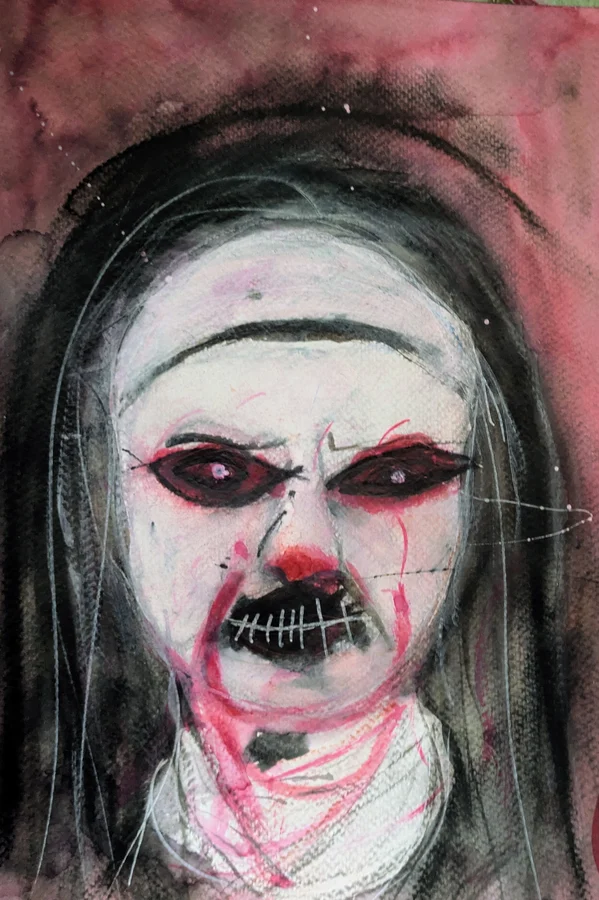 Une figure pâle encapuchonnée de noir montre des yeux rouges et une bouche cousue.