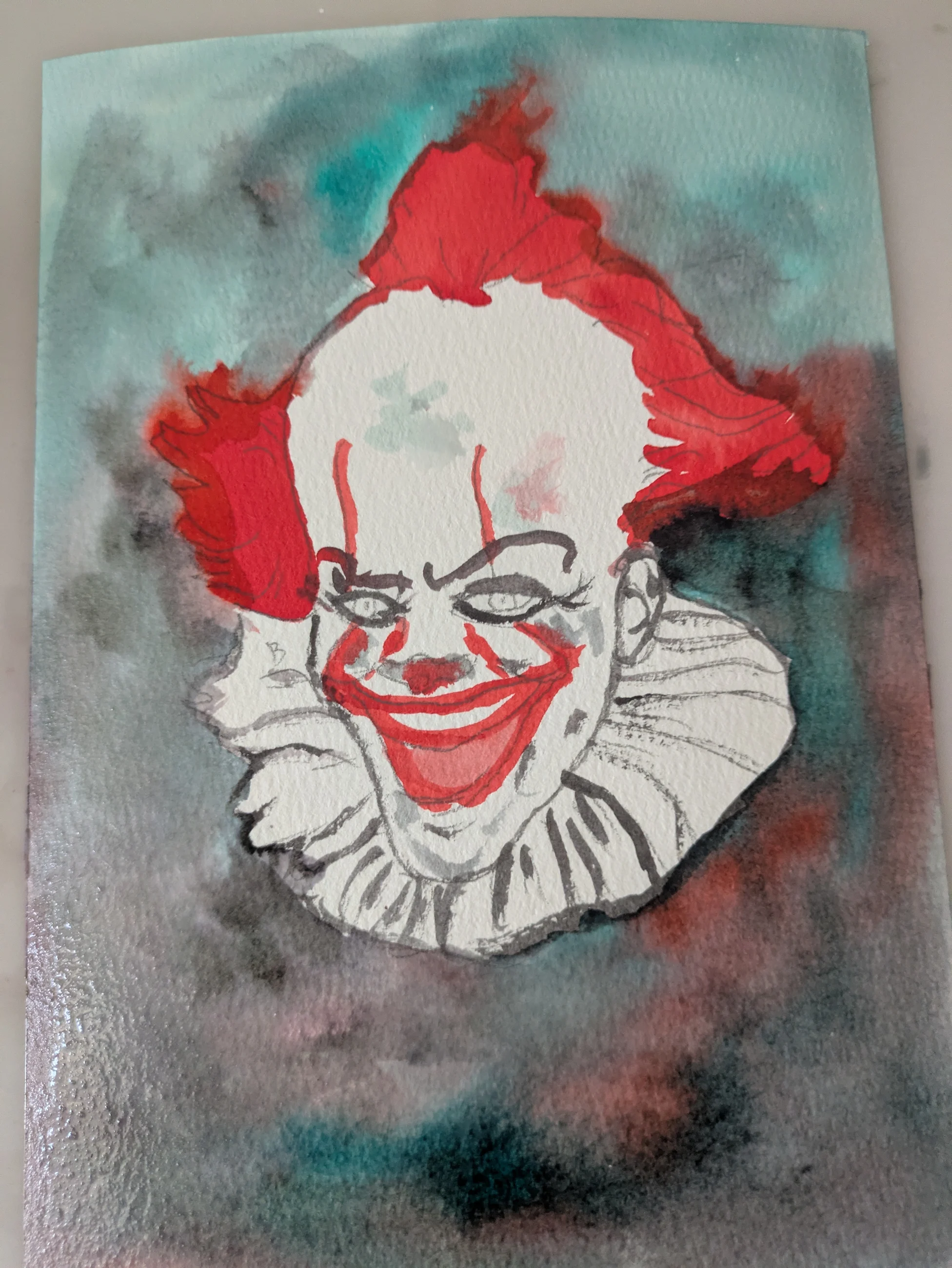 Un clown aux cheveux rouges sourit devant un lavis turquoise et gris.