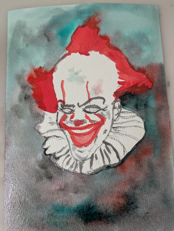 Un clown aux cheveux rouges sourit devant un lavis turquoise et gris.