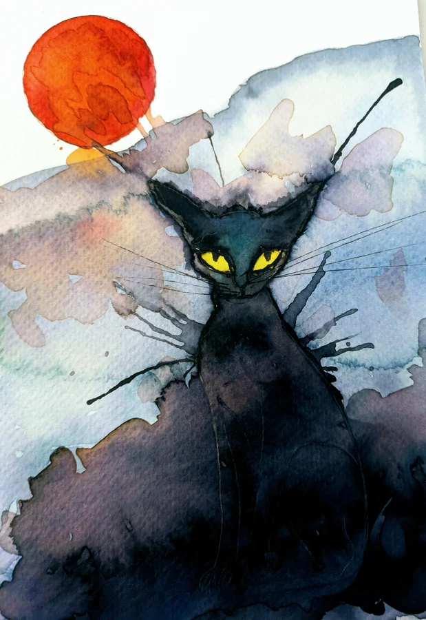 Un chat noir aux yeux jaunes se détache sur des montagnes mauves et un soleil rouge.