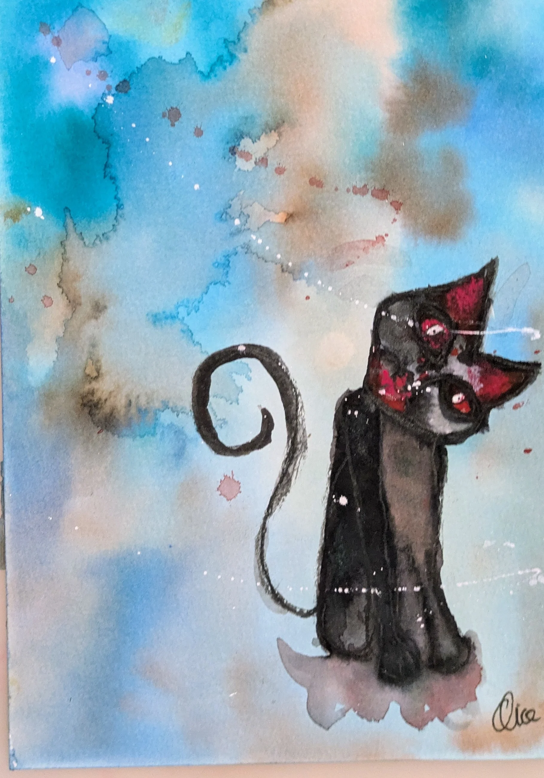 Un chat noir élancé, les yeux rouges, se tient sur fond bleu et blanc.