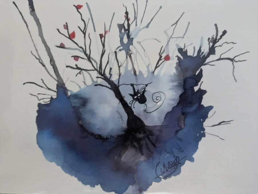Un félin minuscule habite une couronne de racines et de pigment bleu.