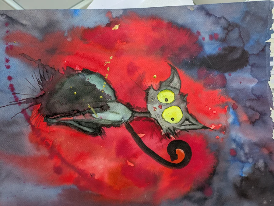 Deux chats aux yeux jaunes s’enroulent devant des taches de pigment rouge.