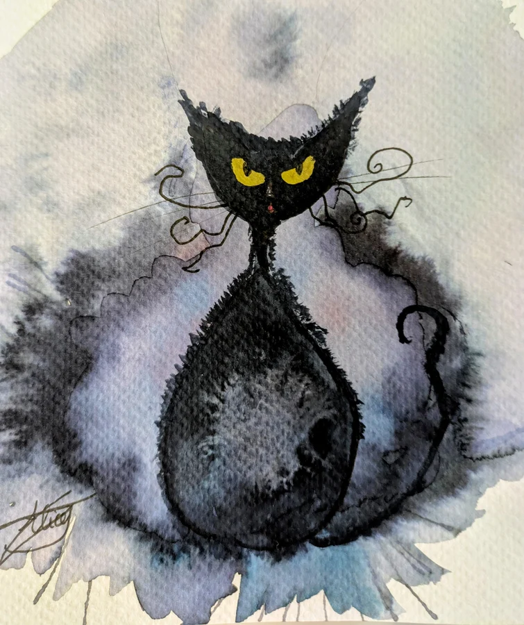 Un chat noir aux yeux jaunes émerge d’un nuage de pigment violet et gris.