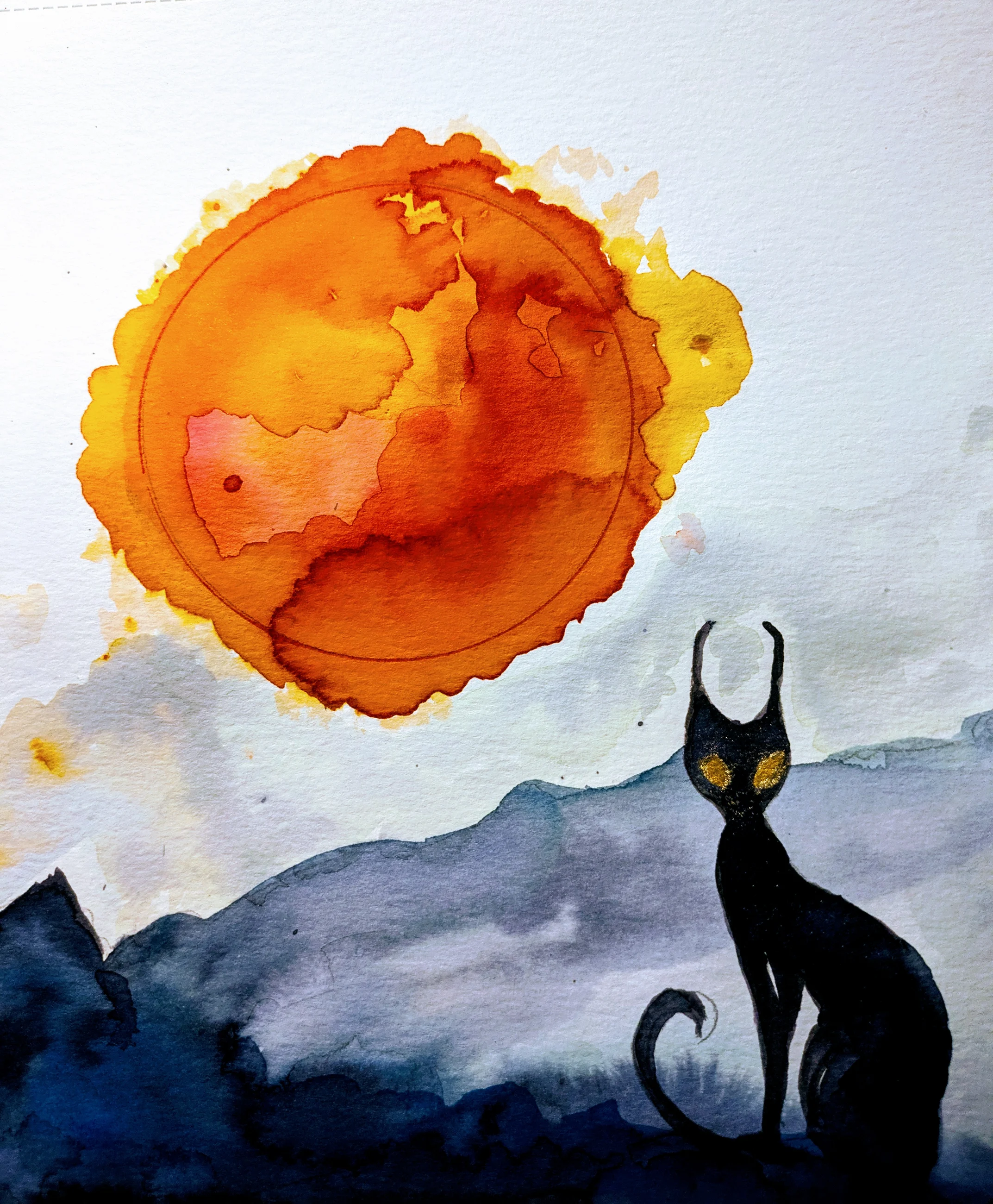 Un chat noir se tient sous un grand soleil orangé, au bord de montagnes bleues.