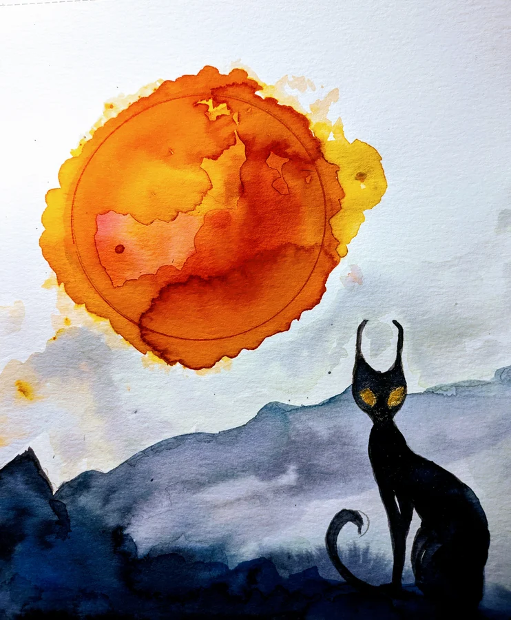 Un chat noir se tient sous un grand soleil orangé, au bord de montagnes bleues.