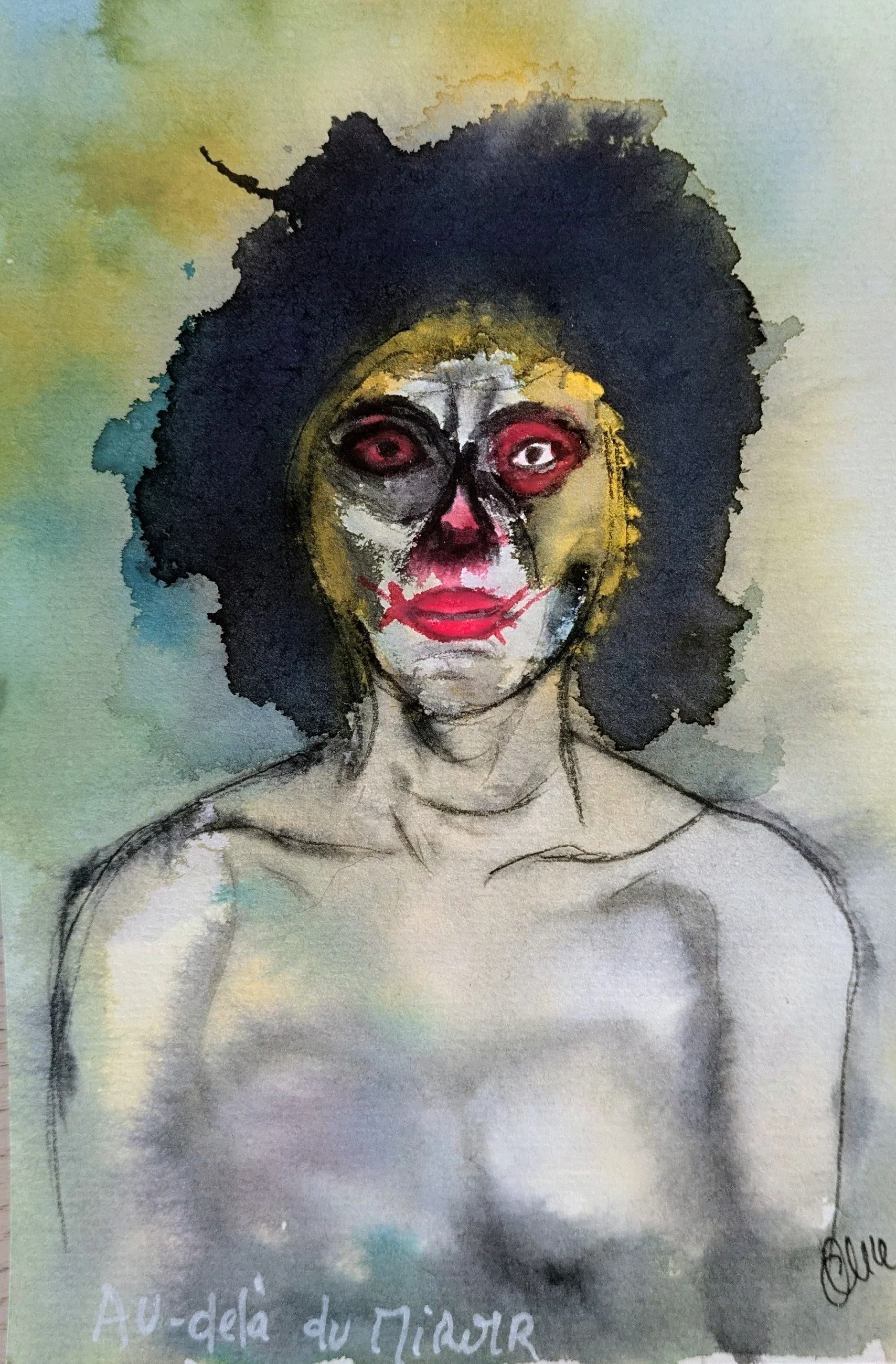 Un portrait aux yeux cerclés de rouge émerge d’un halo de cheveux noirs.