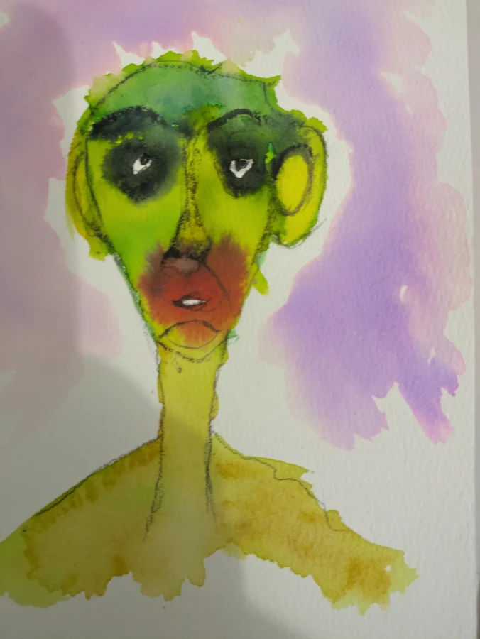 Un visage vert aux yeux sombres se détache sur une brume rose.
