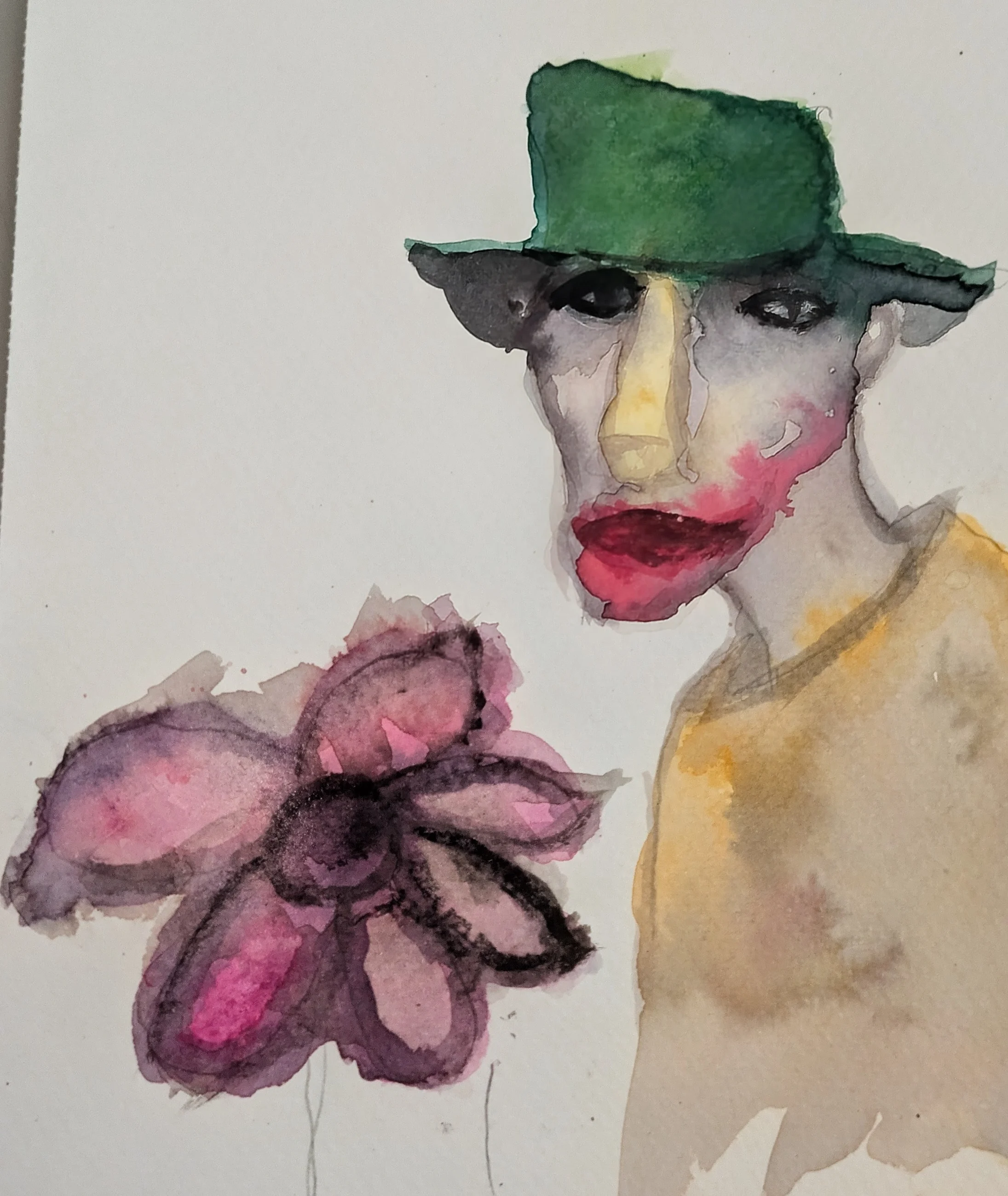 Un homme au chapeau vert accompagne une grande fleur mauve.
