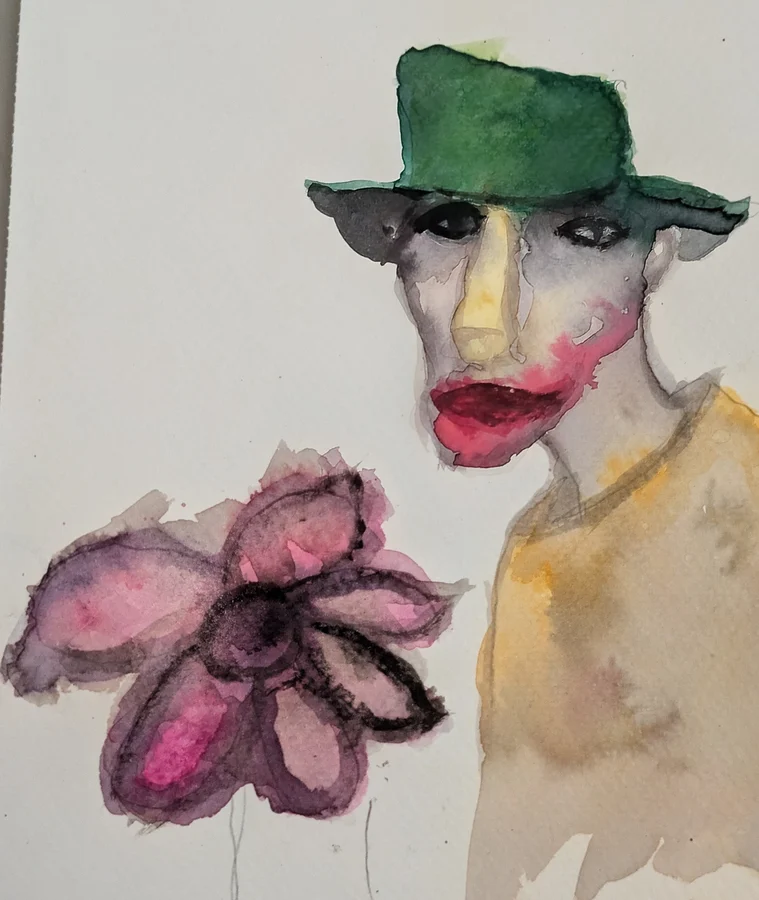 Un homme au chapeau vert accompagne une grande fleur mauve.