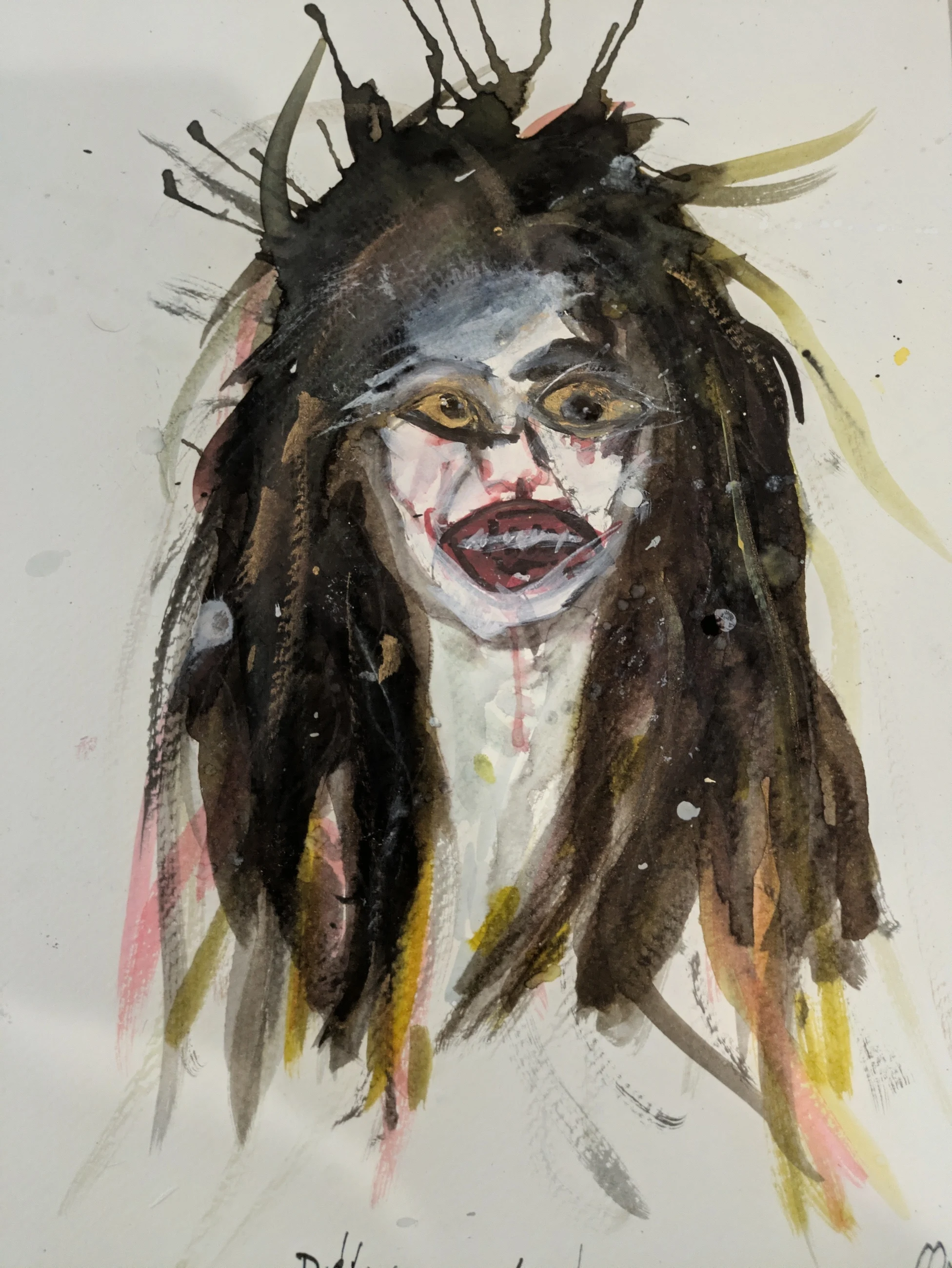 Une figure aux longues mèches noires et au sourire sombre surgit de traces grises.