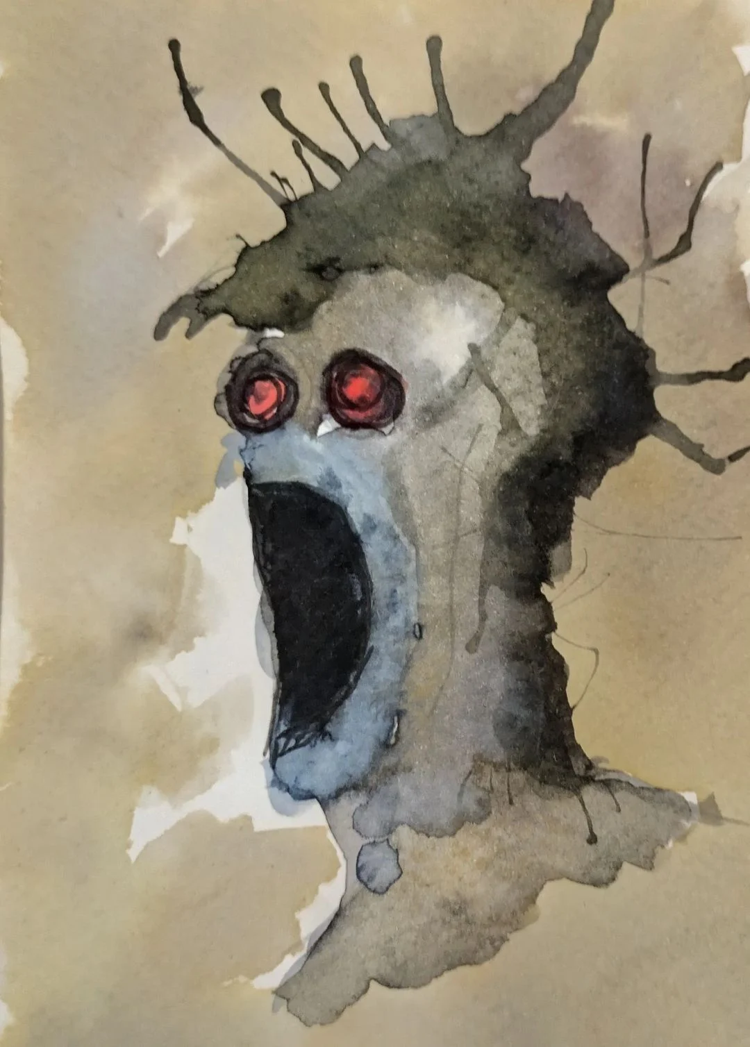 Une tête aux yeux rouges ouvre une bouche noire dans un lavis terreux.