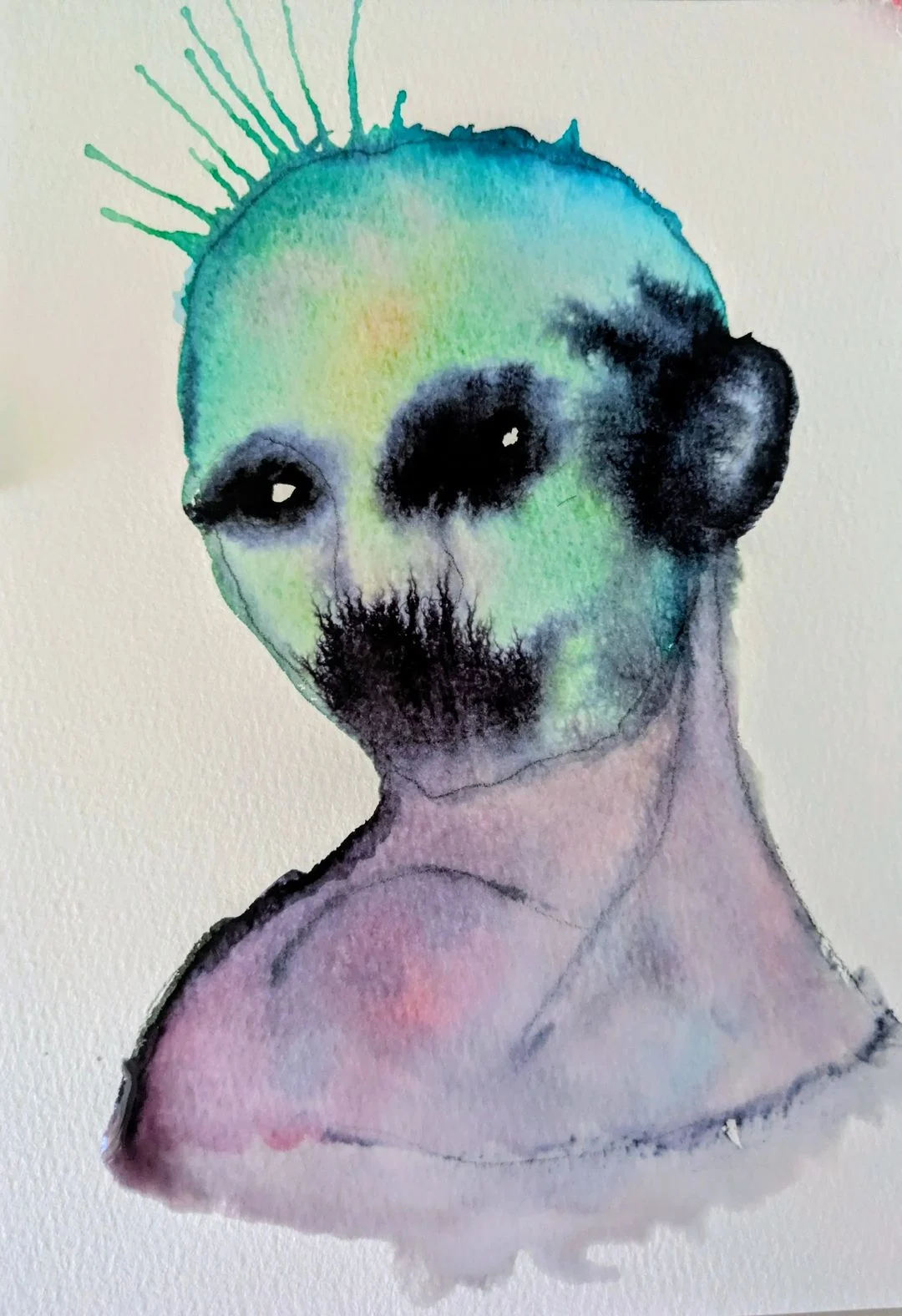 Un visage turquoise aux orbites sombres et au sourire noir flotte sur fond clair.