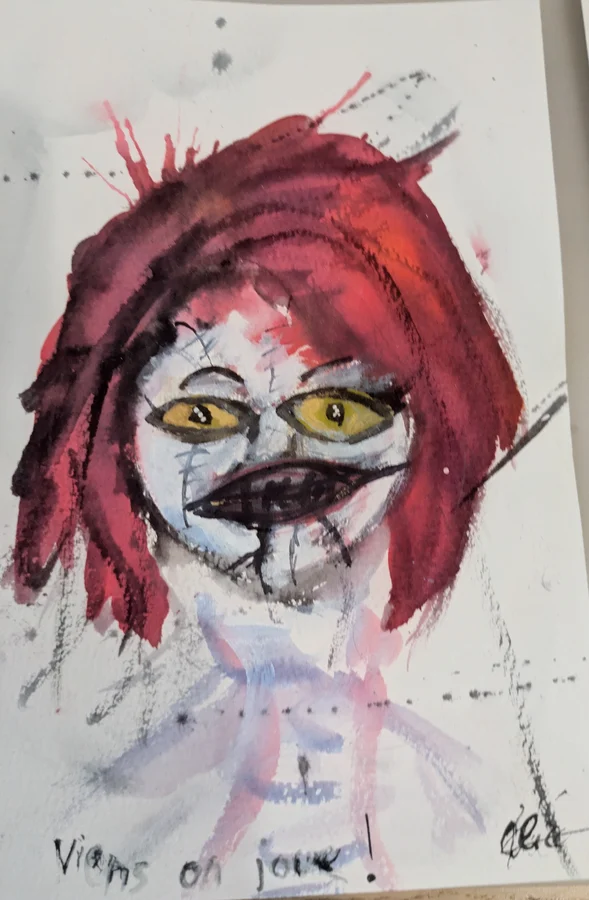 Un visage aux cheveux rouges, aux yeux jaunes et à la bouche sombre se penche dans le papier.