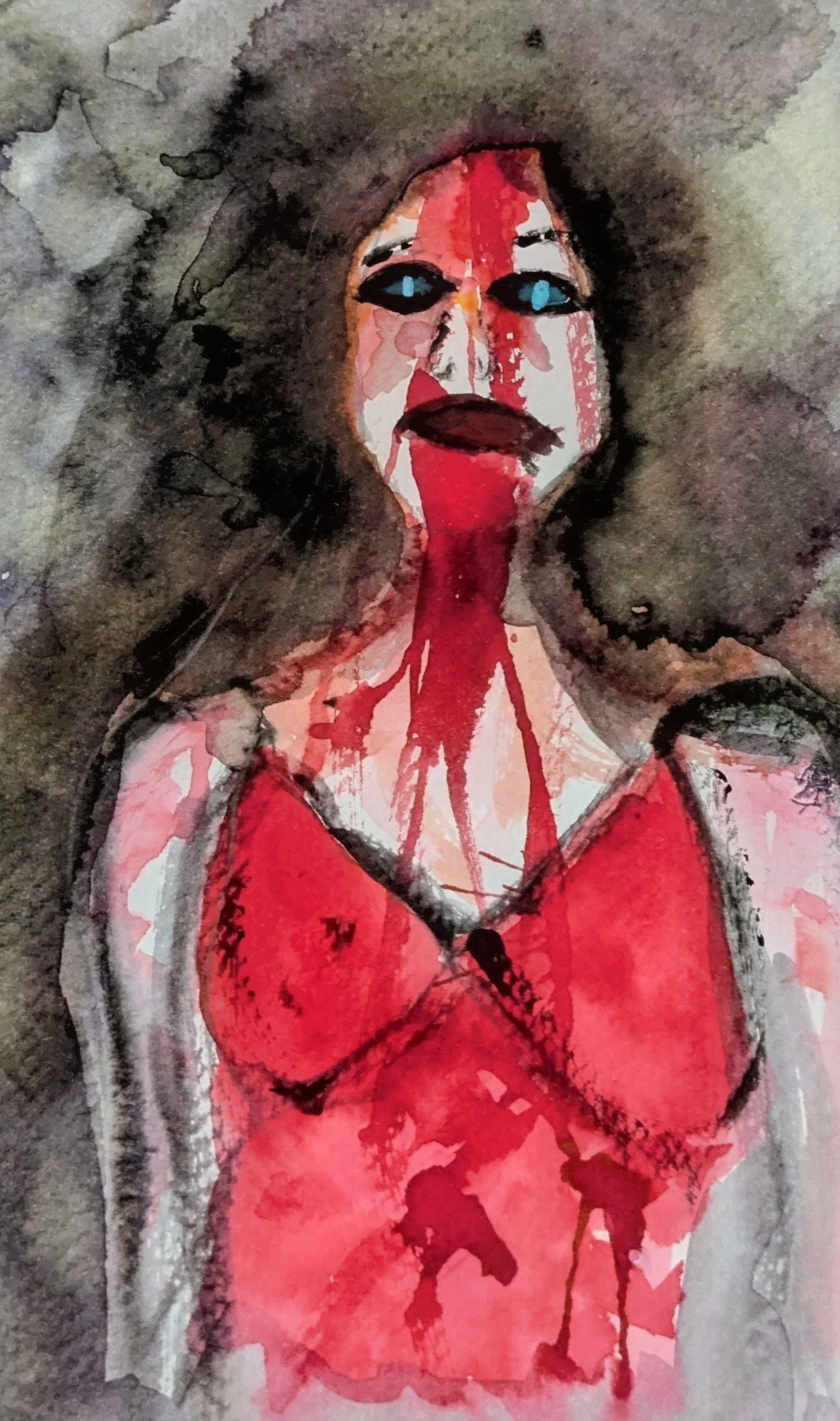 Une figure aux cheveux noirs et à la robe rouge se détache d’un fond enfumé.