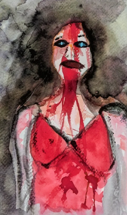 Une figure aux cheveux noirs et à la robe rouge se détache d’un fond enfumé.