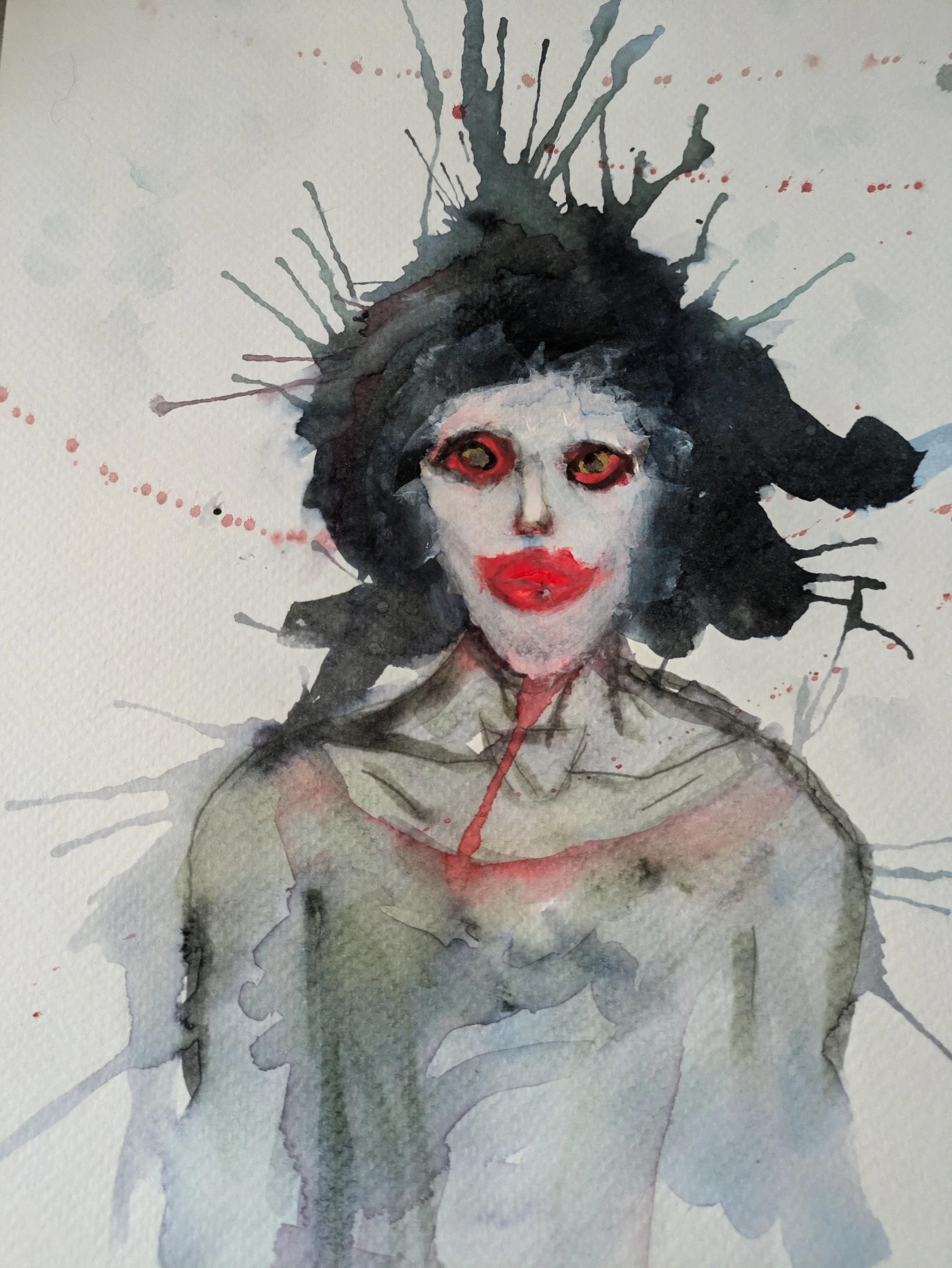 Un visage féminin aux lèvres rouges se détache sous une couronne de pigment noir.
