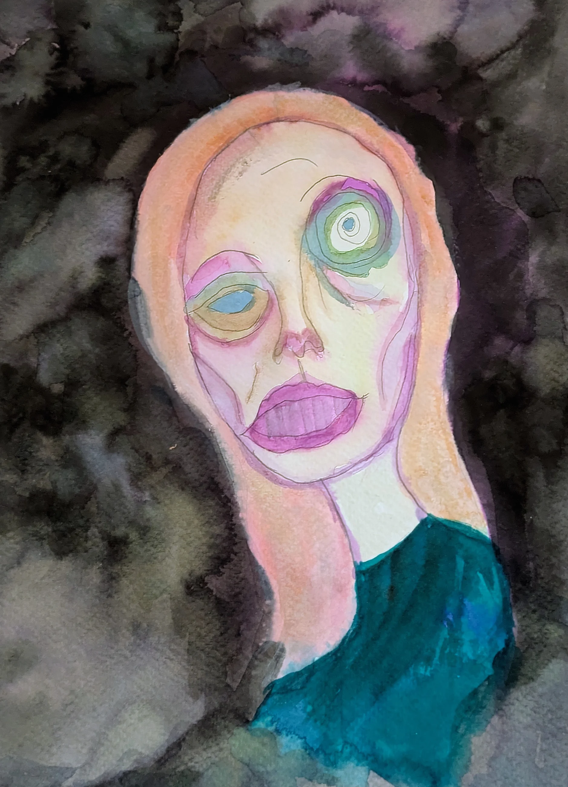 Un visage allongé aux yeux cerclés de vert se détache devant un halo rose.