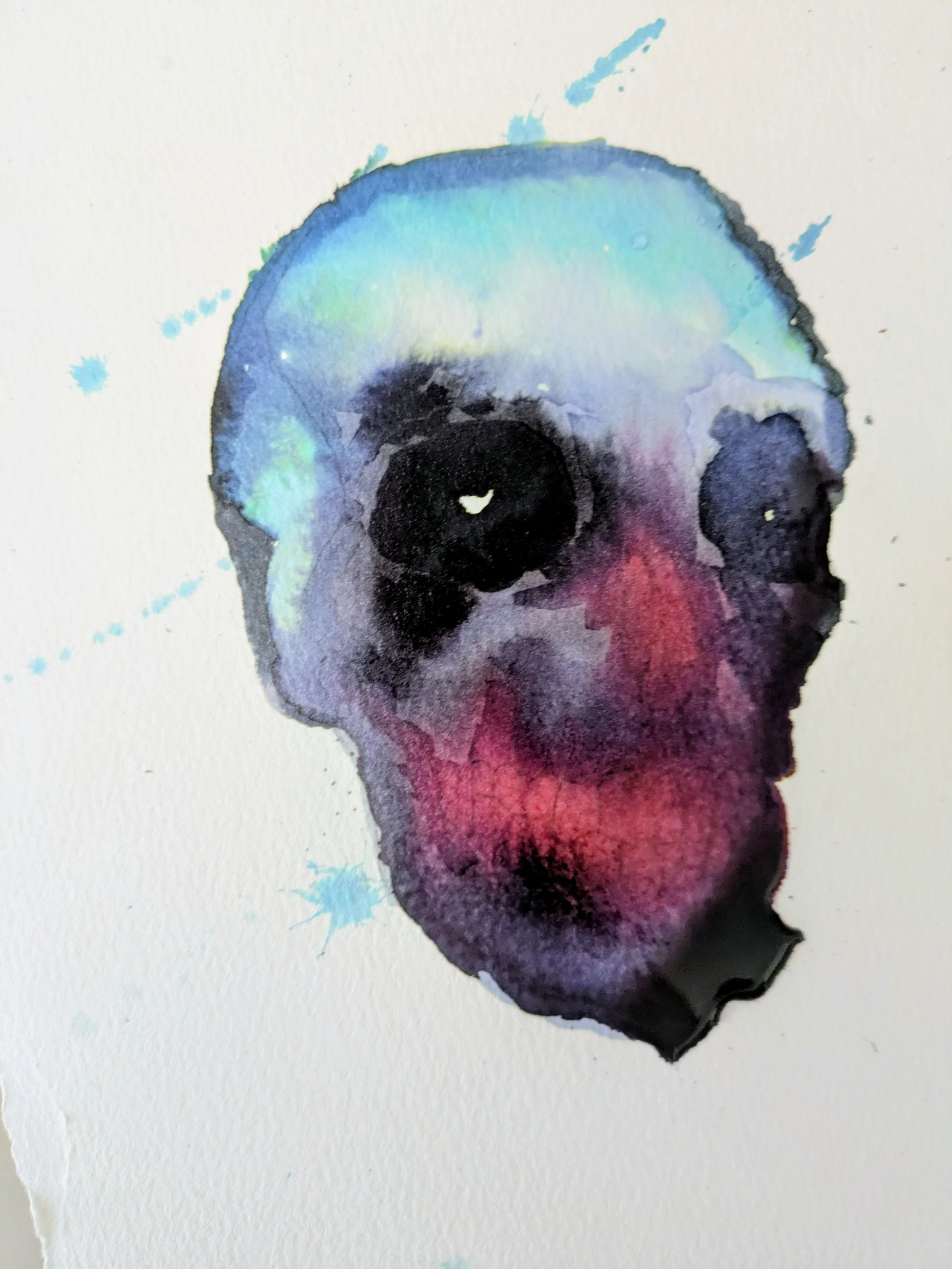 Un visage bleu, violet et rouge flotte dans le blanc du papier, les yeux assombris.