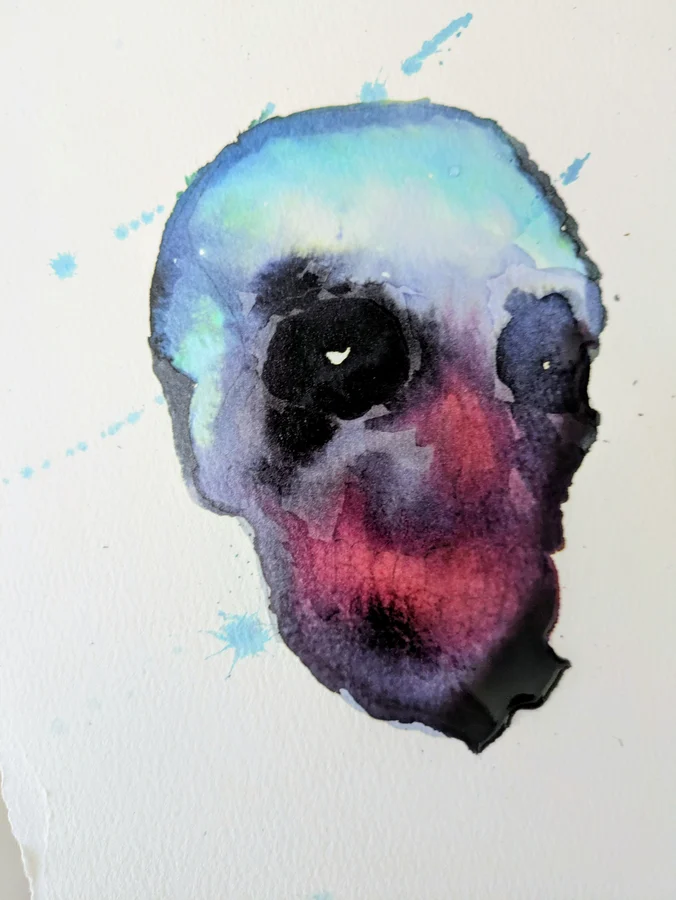 Un visage bleu, violet et rouge flotte dans le blanc du papier, les yeux assombris.